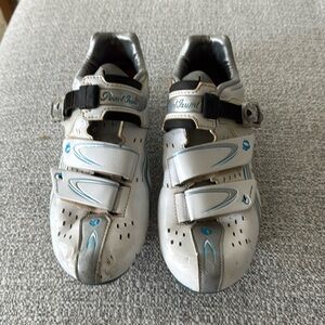 Pearl Izumi carbon fiber sole women’s bike shoes Size 40 white and blue
